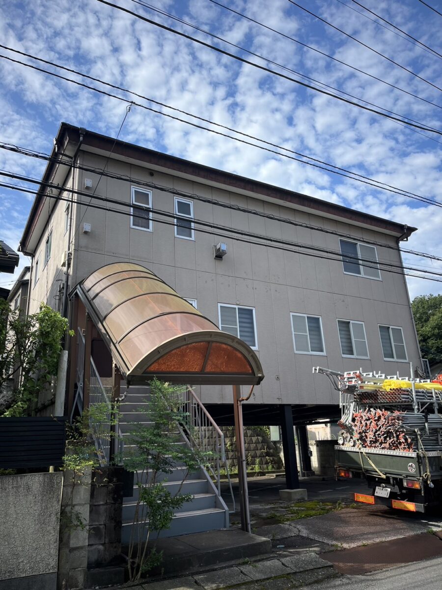 細かい補修と3回塗装で雨漏りを解消し、快適な住まいに